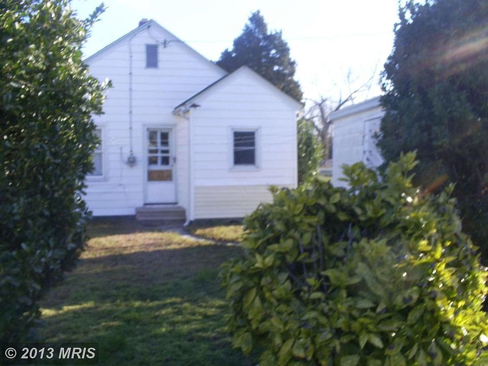 2nd image of 702 Douglas St