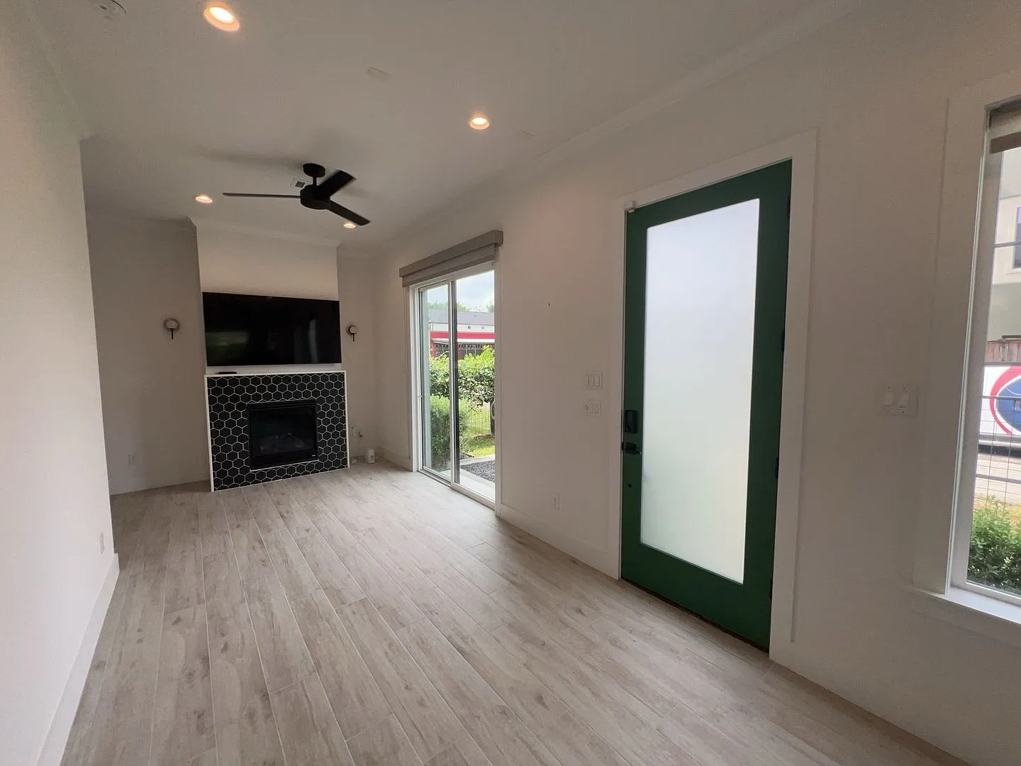 1423 Holly St **Ask About Our No Cash Deposit Option — Photo 2