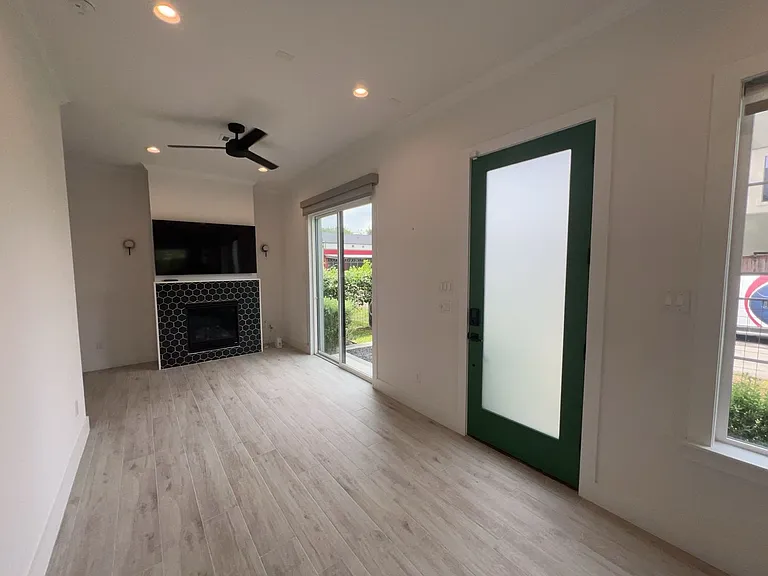 1423 Holly St — Photo 2