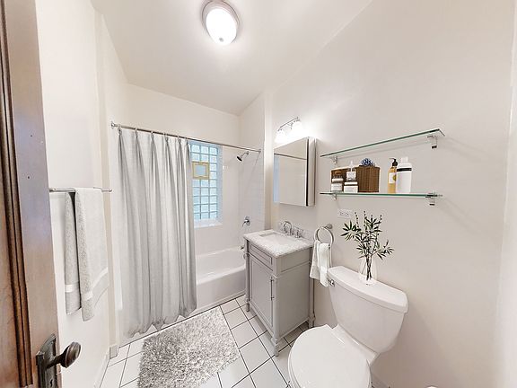 5th image of 3759 N Lakewood Ave APT 1R