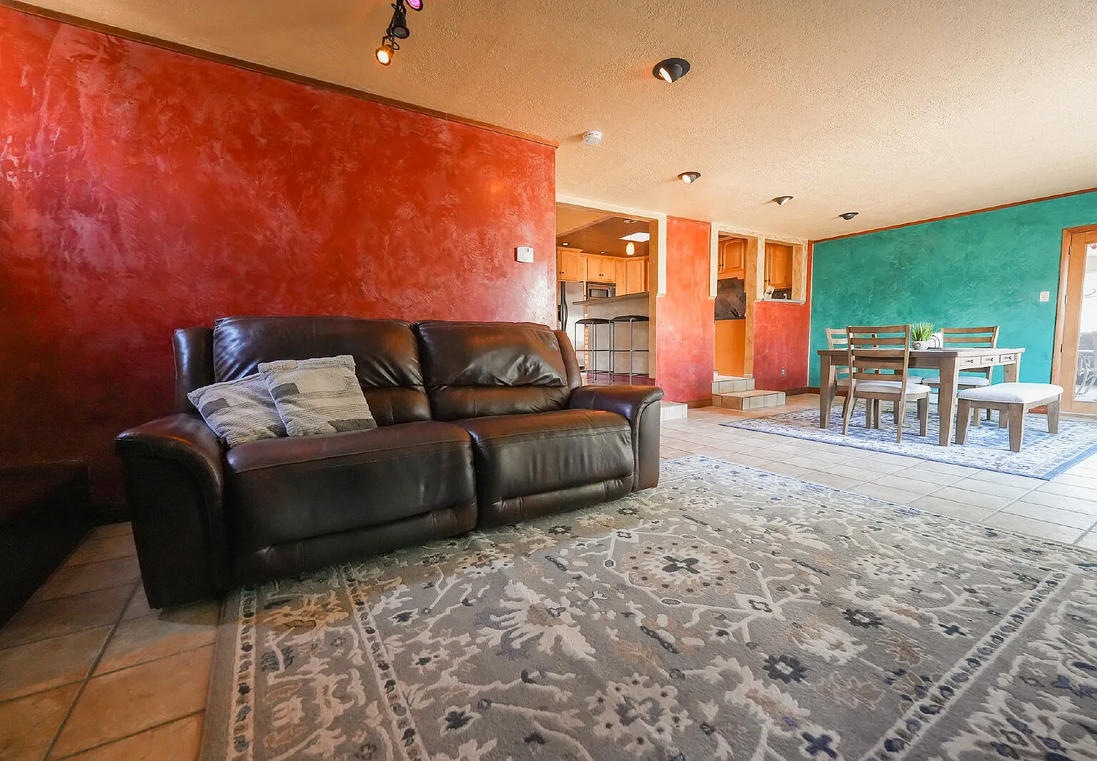 3 bed, 2.0 bath, 1922 sqft, $2,650 — Photo 4