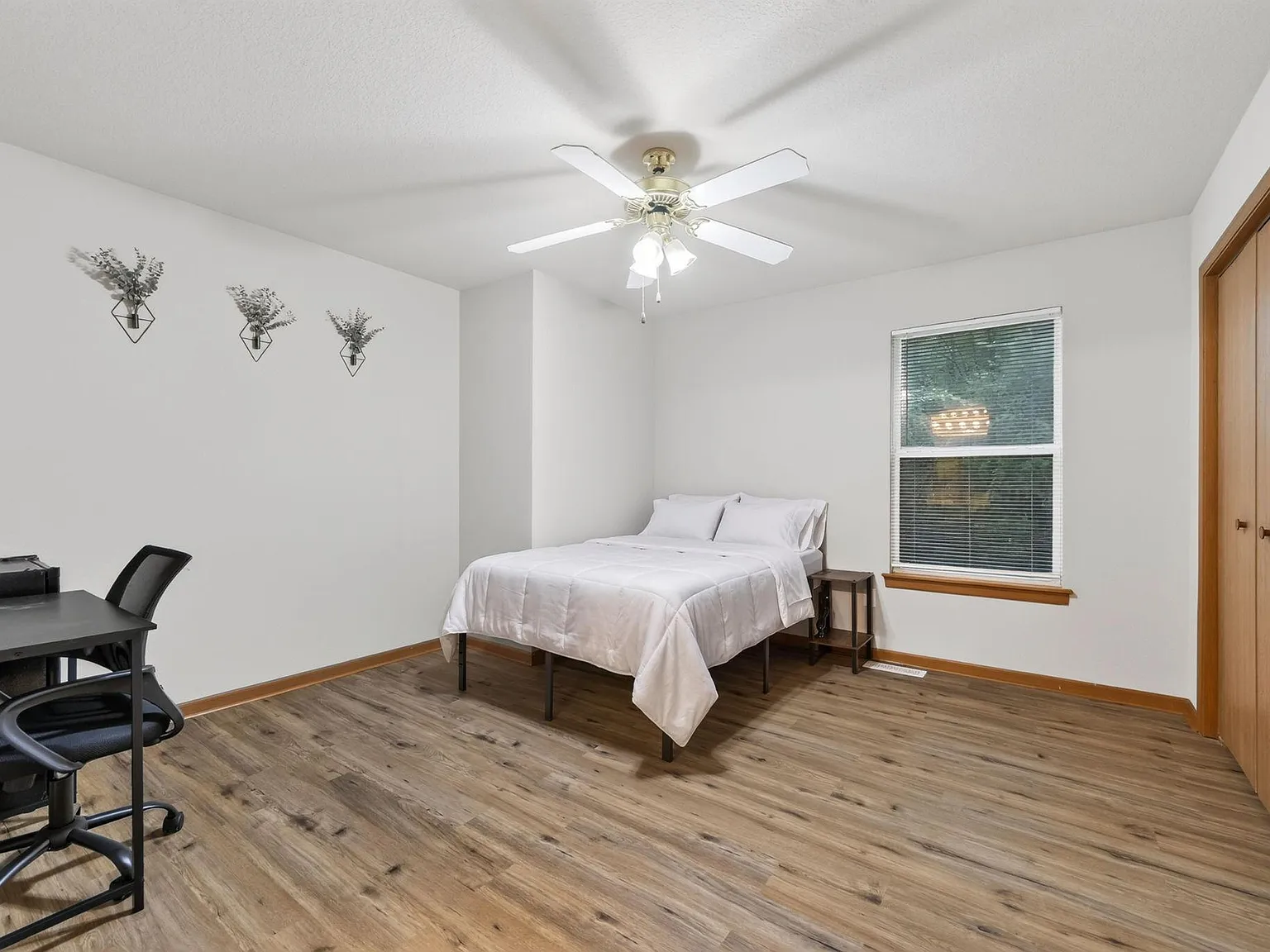 4 bed, 4.0 bath, 2000 sqft, $1,105 — Photo 2