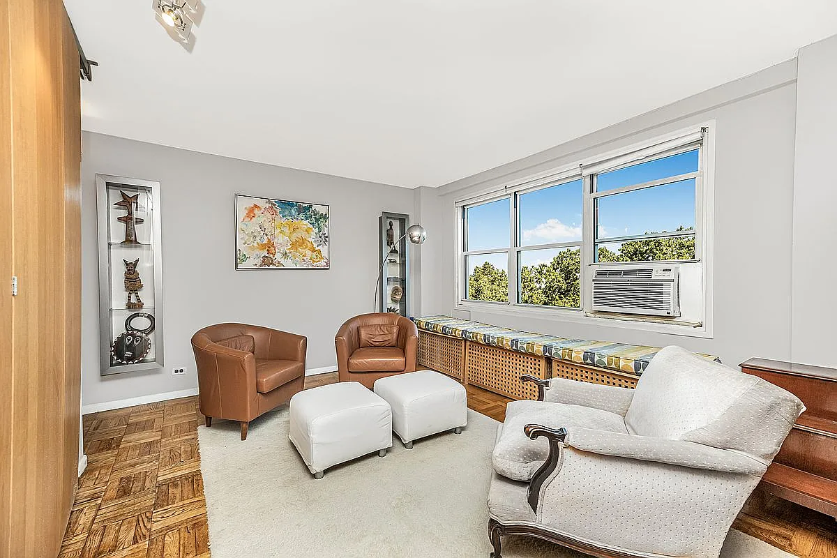 3935 Blackstone Ave APT 4K photo 1