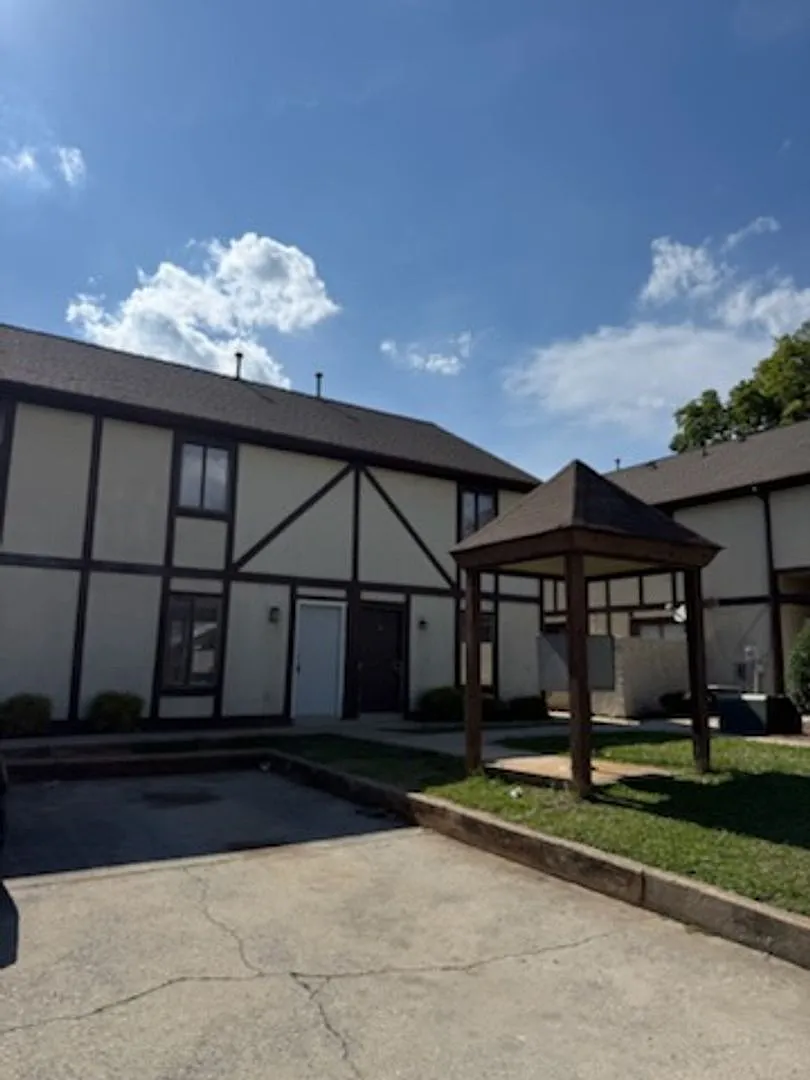 605 Sunset Ave — Photo 2