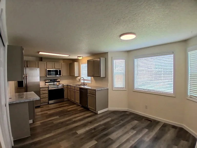 2807 Laurel Way — Photo 3