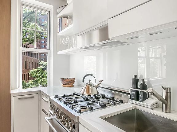 4th image of 2 Horatio St APT 6B