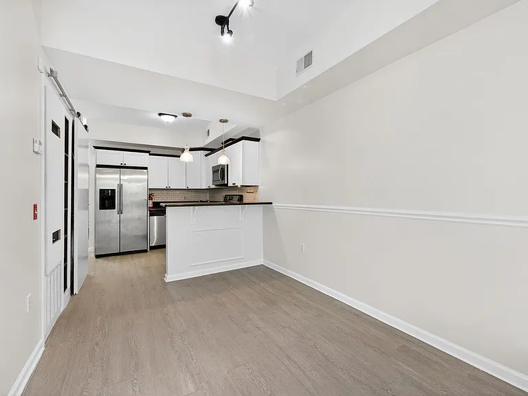 258 Pine St #2R — Photo 4