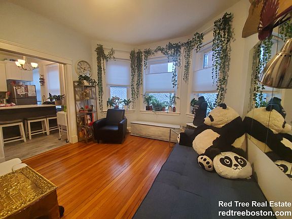 3rd image of 72 Strathmore Rd APT 2B