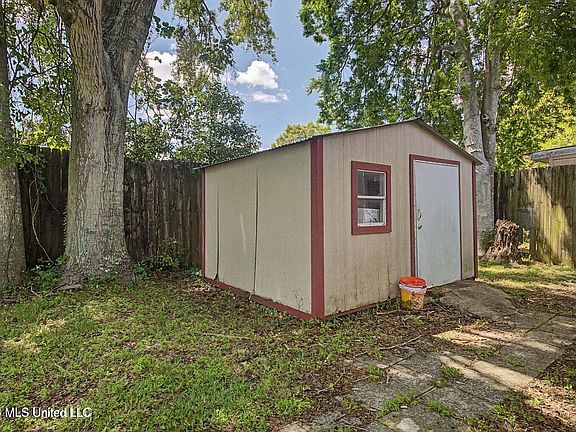 4th image of 331 Reynoir St