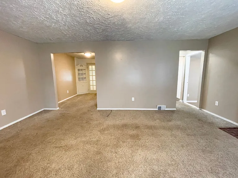 1512 N Woodridge Ave — Photo 5