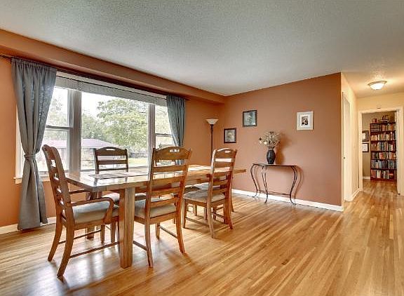 3rd image of 658 Belmont Ln W