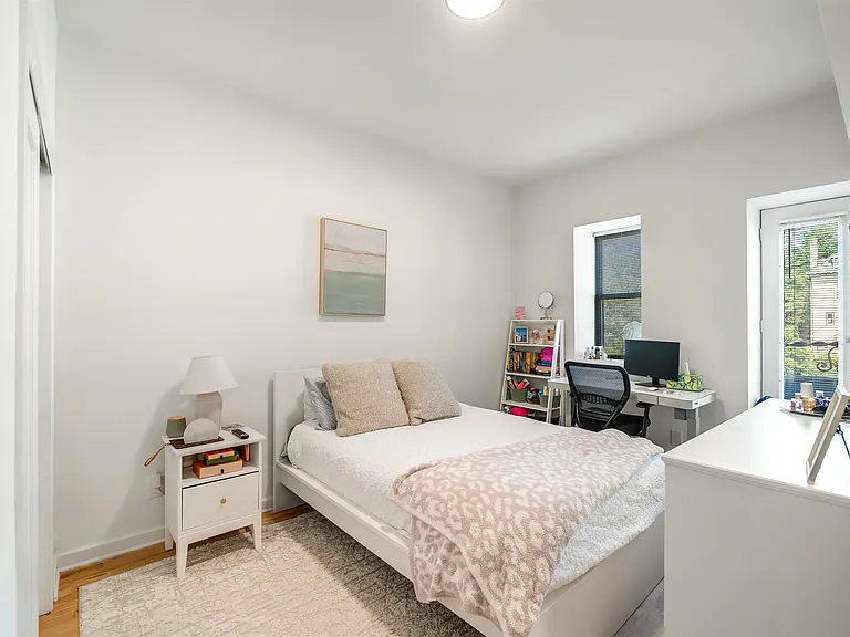 830 Hudson St #4 — Photo 8