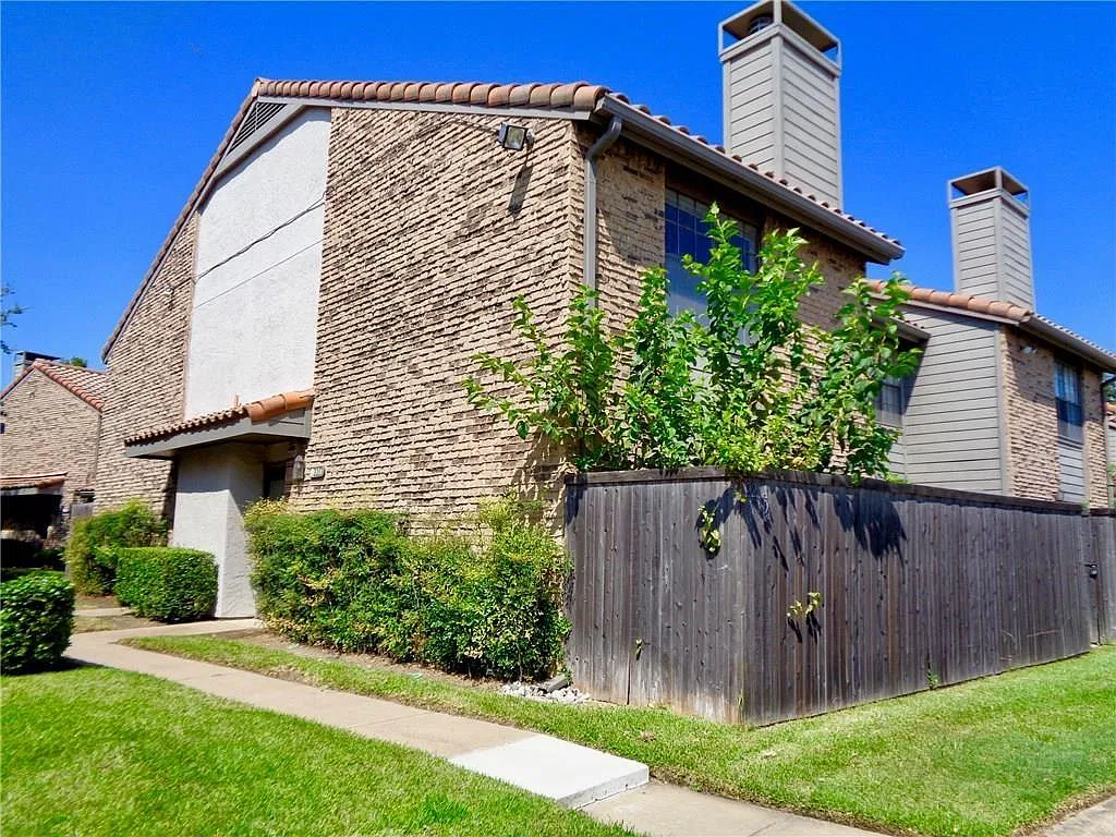 14800 Enterprise Dr — Photo 3