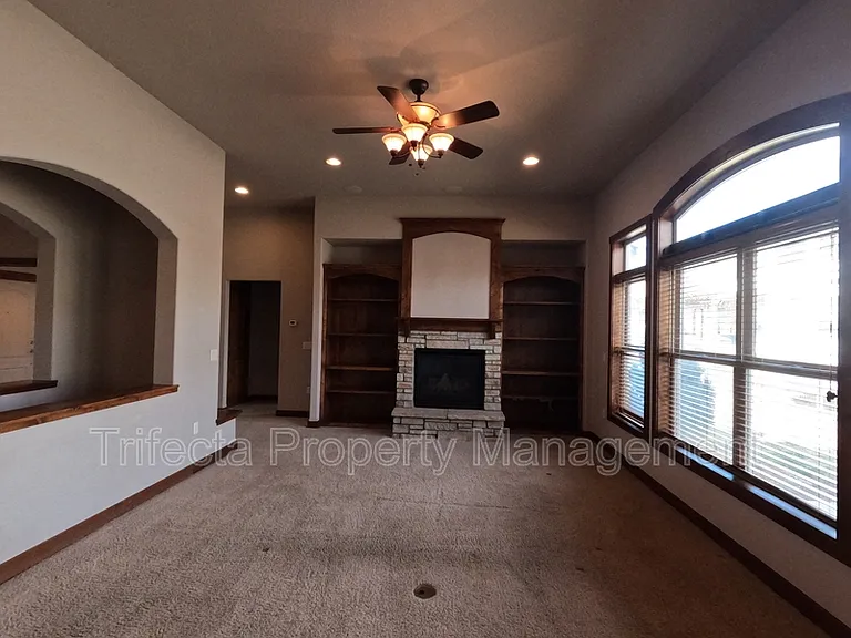 1032 Hessen Dr — Photo 6