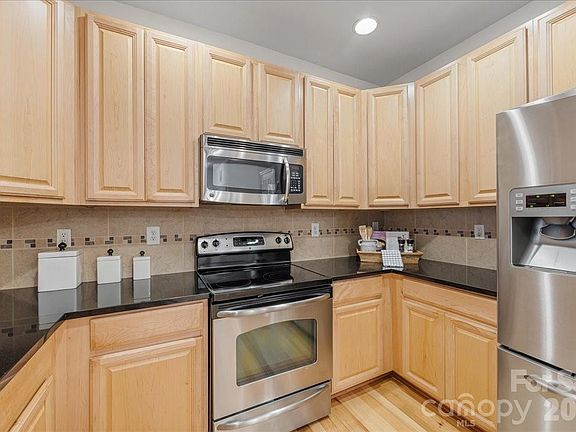 4th image of 1000 E Woodlawn Rd APT 118