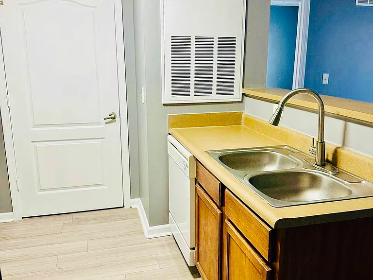 Capital Luxury Condominiums — Photo 15