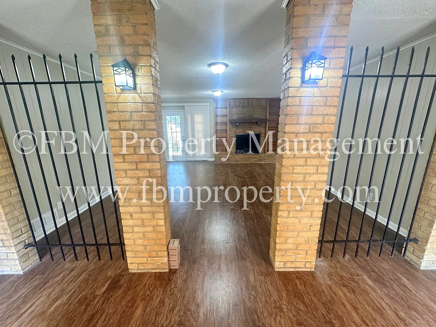 2409 Linda Dr - Charming 3 Bedroom, 2 Bathroom Home with Fenced Backyard in Ennis, TX! — Photo 3