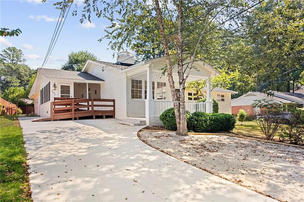 7 bed, 3.0 bath, 4587 sqft, $4,695 — Photo 2
