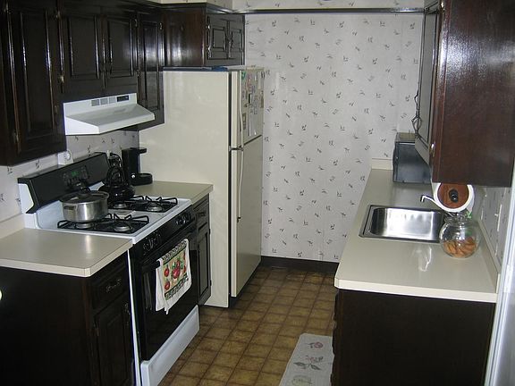 Updated Kitchen w/Dw and Gas range