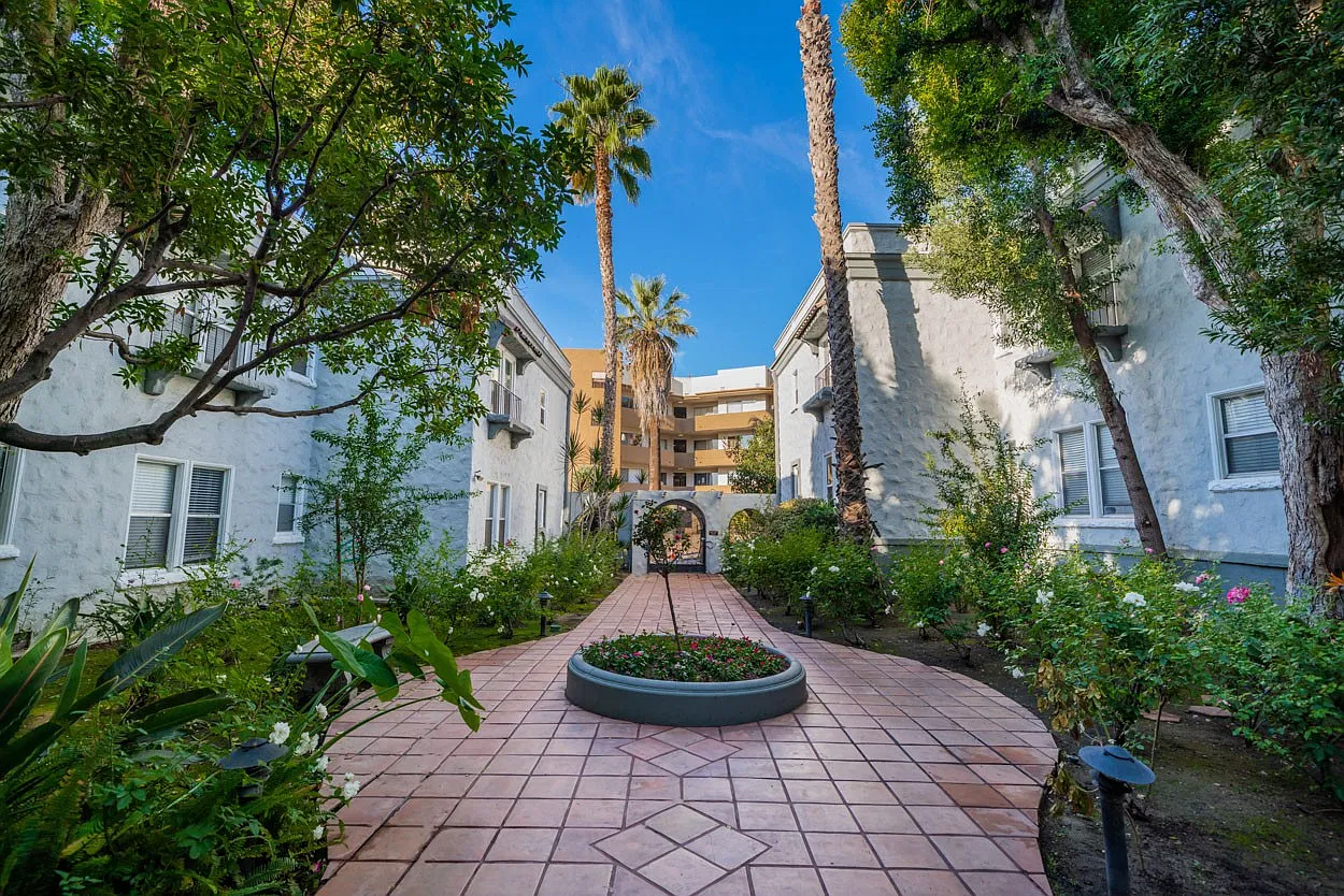 Chateau El Cerrito Apartments — Photo 4