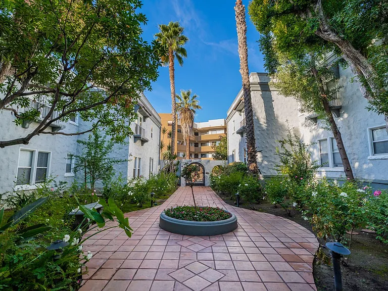 Chateau El Cerrito Apartments — Photo 11