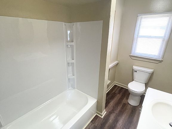 5th image of 806 S Norfolk St