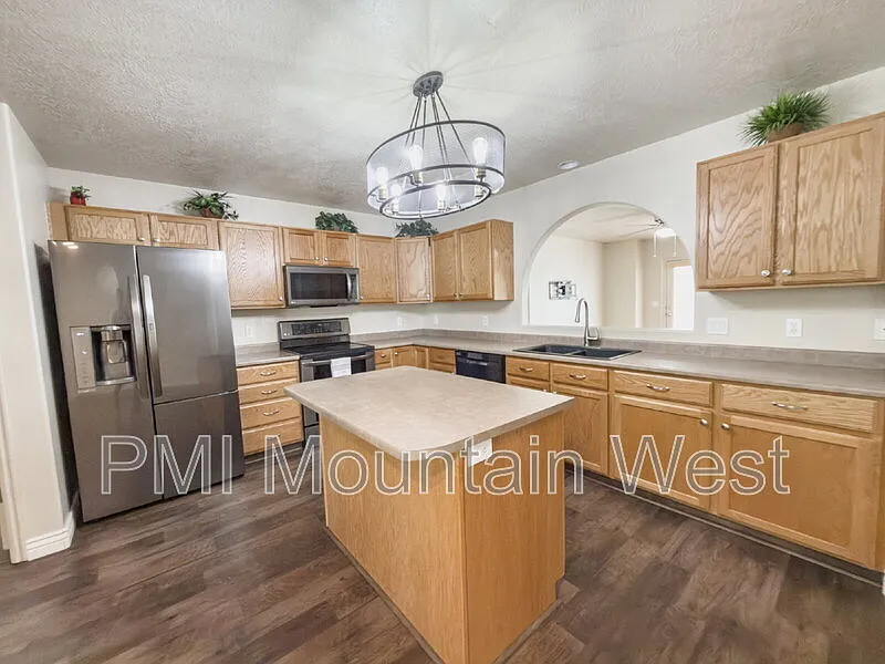 4 bed, 2.0 bath, 1794 sqft, $2,850 — Photo 3