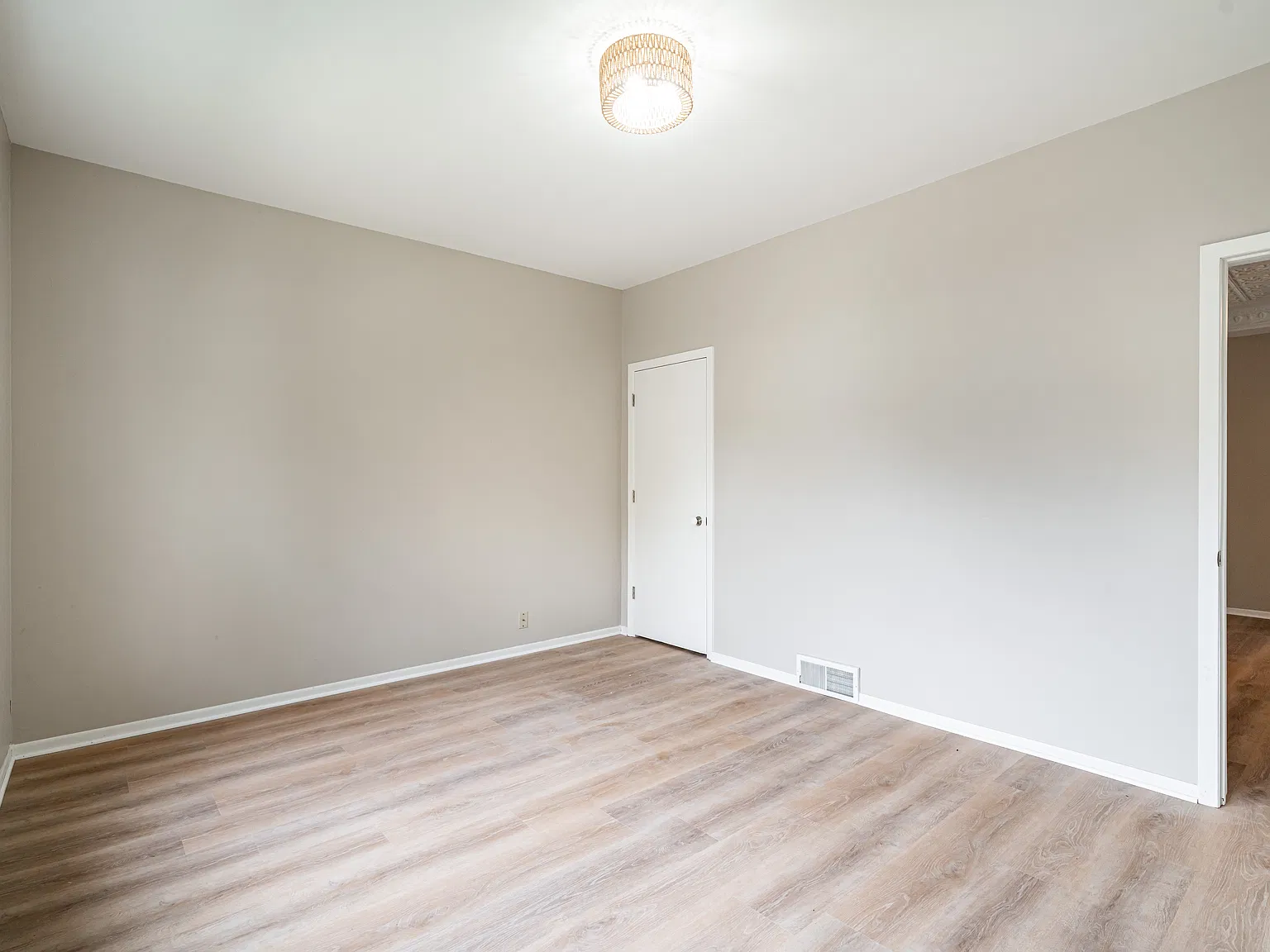 2 bed, 900 sqft, $1,600 — Photo 3