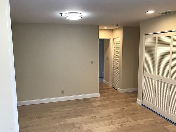 3rd image of 300 Murchison Dr APT 106