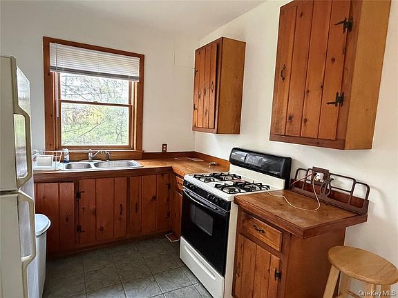4th image of 1538 Albany Post Rd #2
