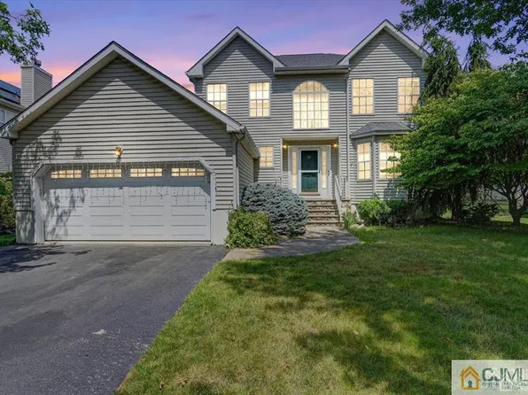 12 Labrador Dr S, Kendall Park, NJ 08824