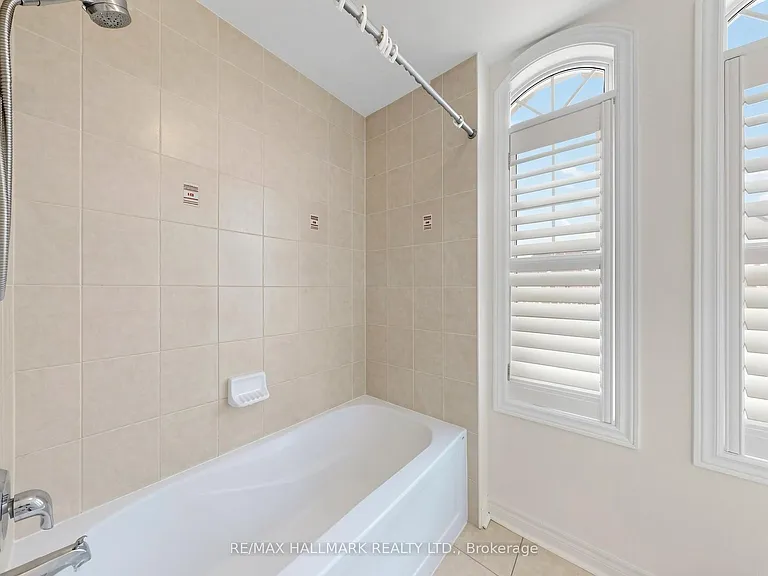 72 Middlecote Dr — Photo 40