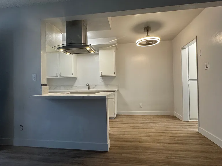 Chateau Apartments — Photo 4