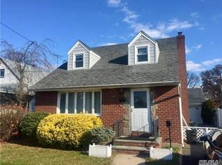 4 Manhattan Ave, Westbury, NY 11590