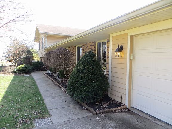 3rd image of 940 Burnside Dr