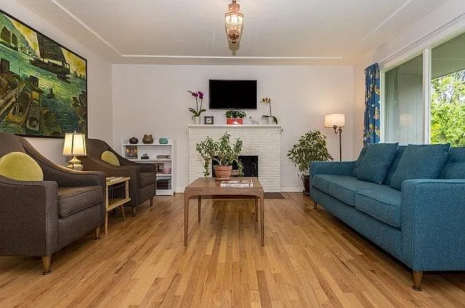 3 bed, 1.5 bath, 1206 sqft, $3,520 — Photo 3