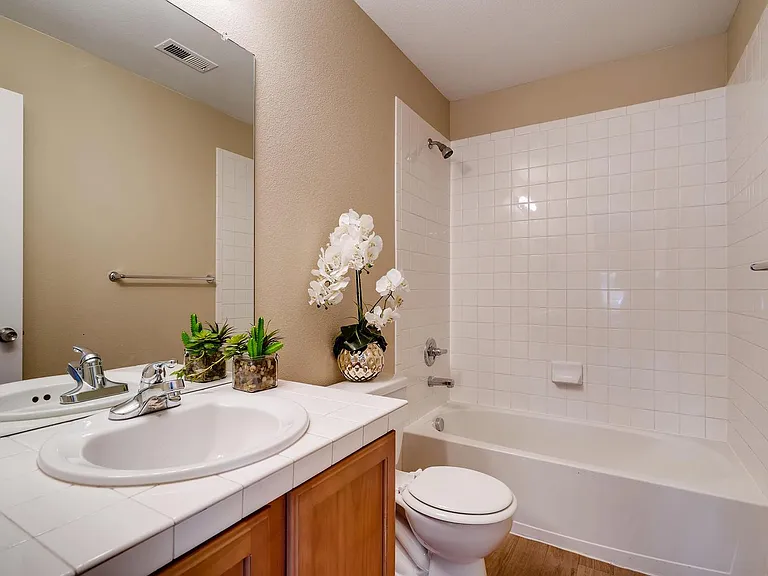 Full bath off lower level bedroom.