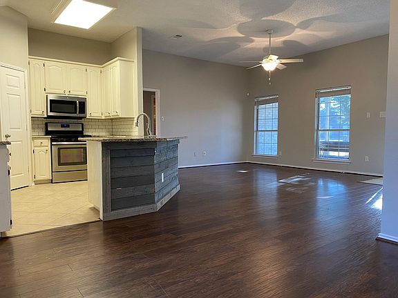 4th image of 211 Country View Ln