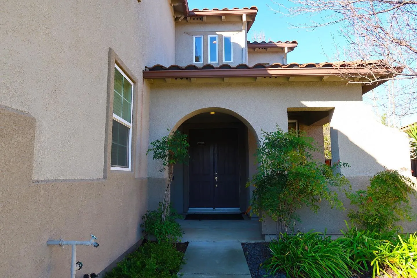 3 bed, 2.5 bath, 2449 sqft, $4,200 — Photo 3