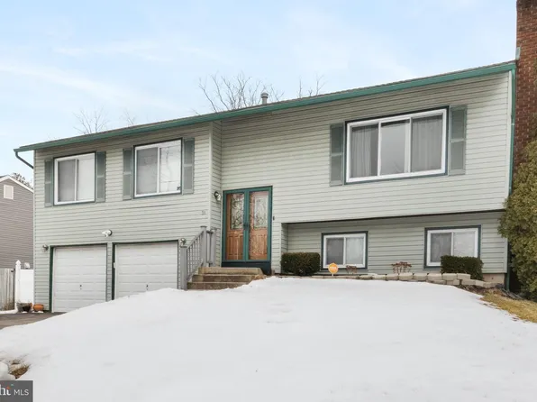 31 Pershing Ln, Sicklerville, NJ 08081