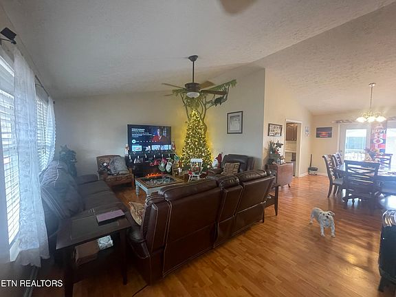 3rd image of 616 Emerald Ave