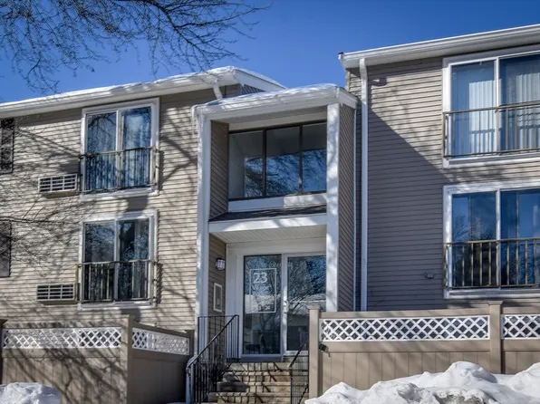 23 Village Rock Ln APT 22, Natick, MA 01760
