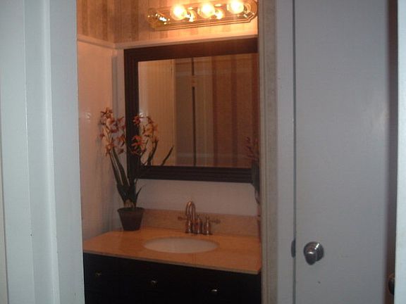 3rd image of 850 Mallery St #5A