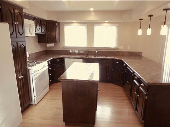 3rd image of 352 Grand Blvd