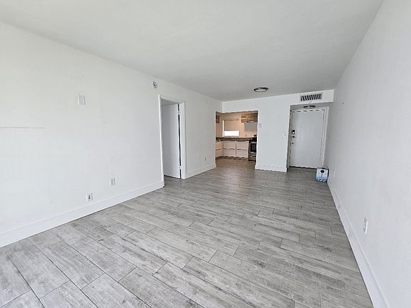 3rd image of 609 Euclid Ave APT 8