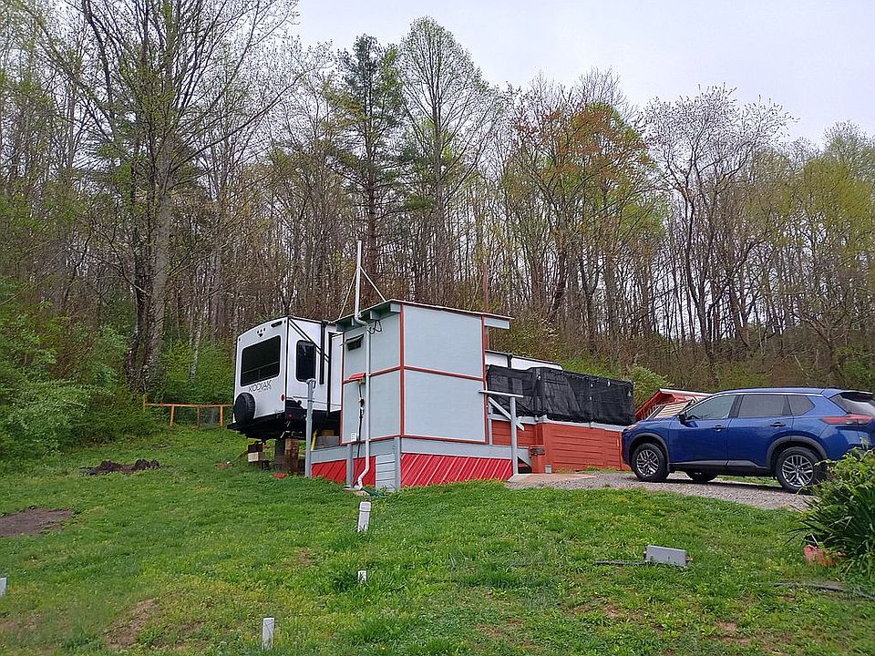View of Laundry hut, RV/deck