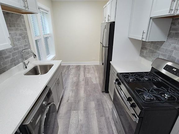2nd image of 858 W George St #61enet553