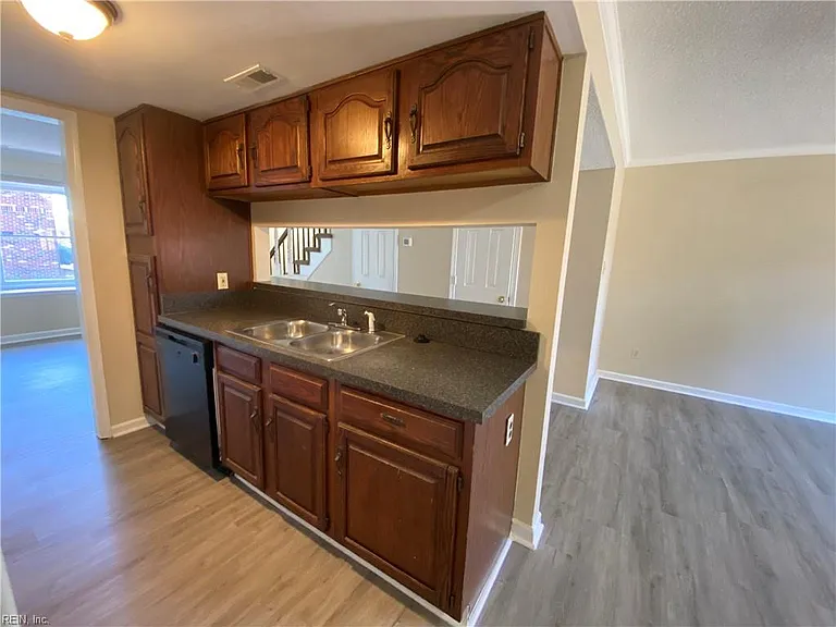 1924 Darnell Dr — Photo 6