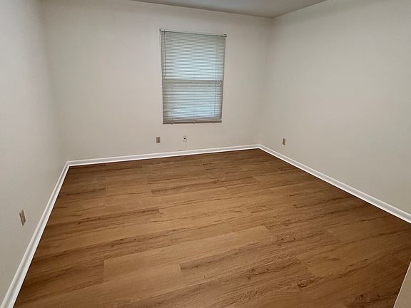 4th image of 2832 Valley Rd