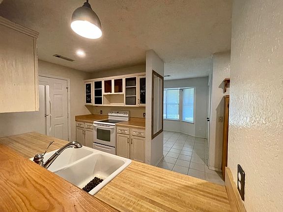 5th image of 205 Jonathan Dr